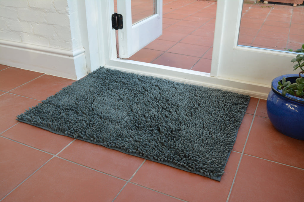 https://easypaws.co.uk/cdn/shop/products/Easy-Paws-Noodle-Dog-Pet-Mat-Grey_1024x1024.JPG?v=1629411929